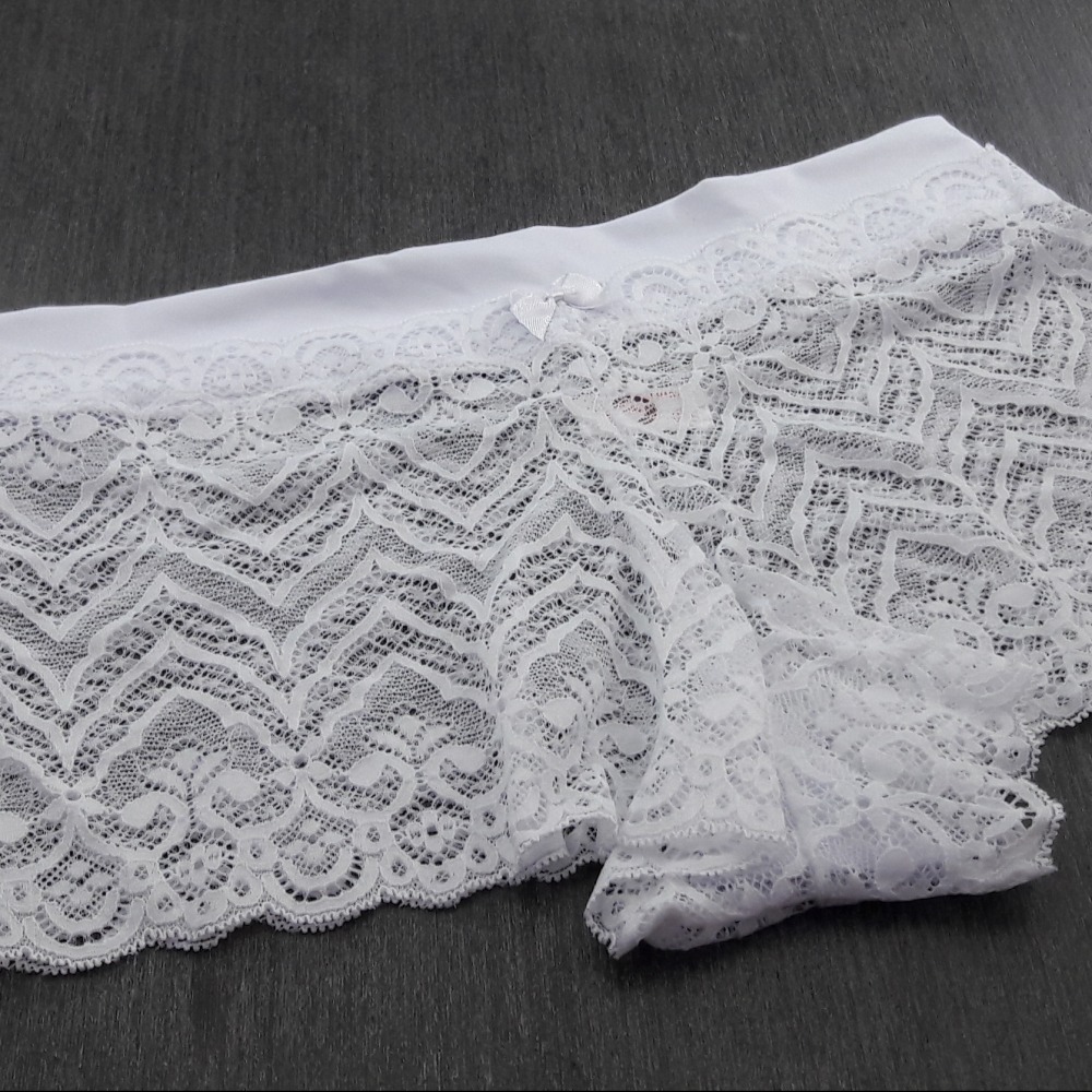 Calesson Manueli Rendada e Cós em Tecido Branco Calesson Manueli Rendada e Cós em Tecido Branco