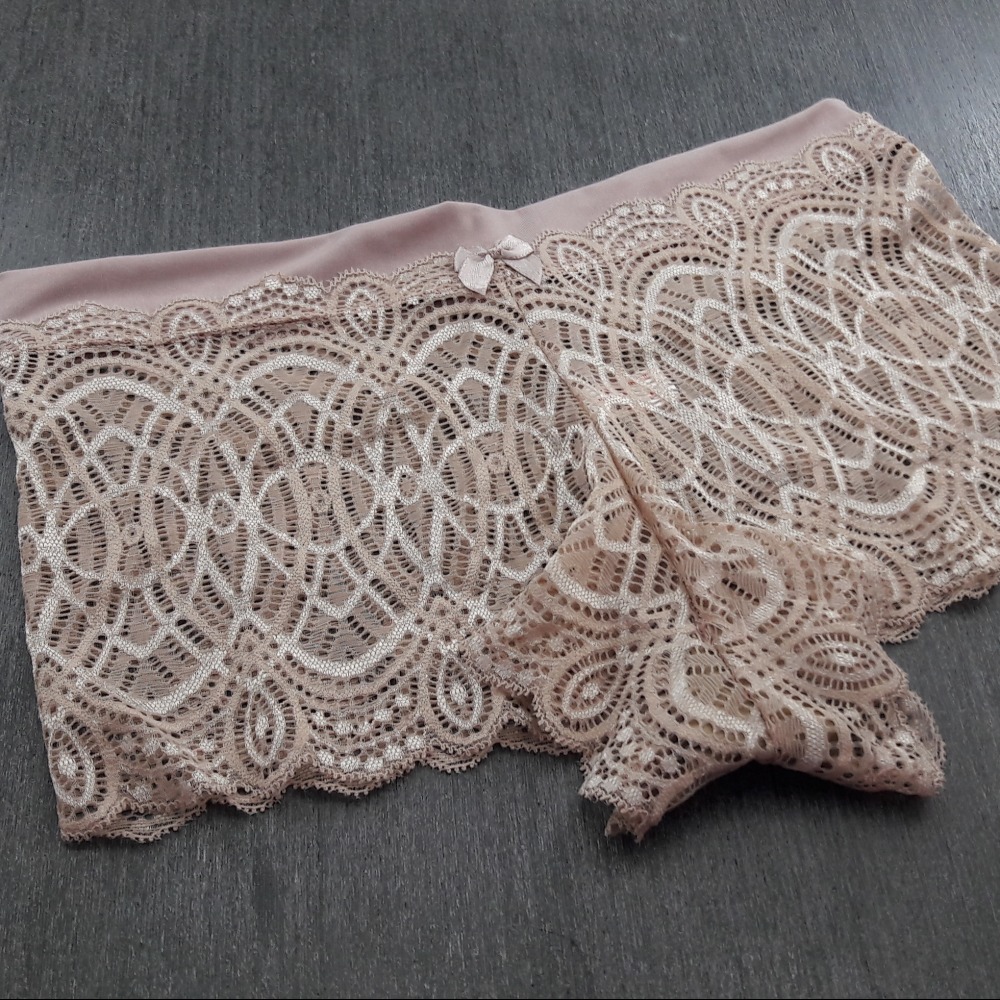 Calesson Manueli Rendada e Cós em Tecido Chocolate Calesson Manueli Rendada e Cós em Tecido Chocolate