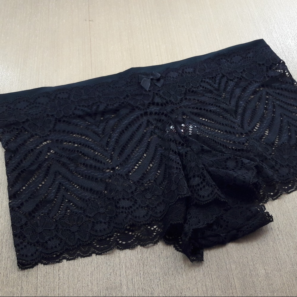 Calesson Manueli Rendada e Cós em Tecido Preto Calesson Manueli Rendada e Cós em Tecido Preto