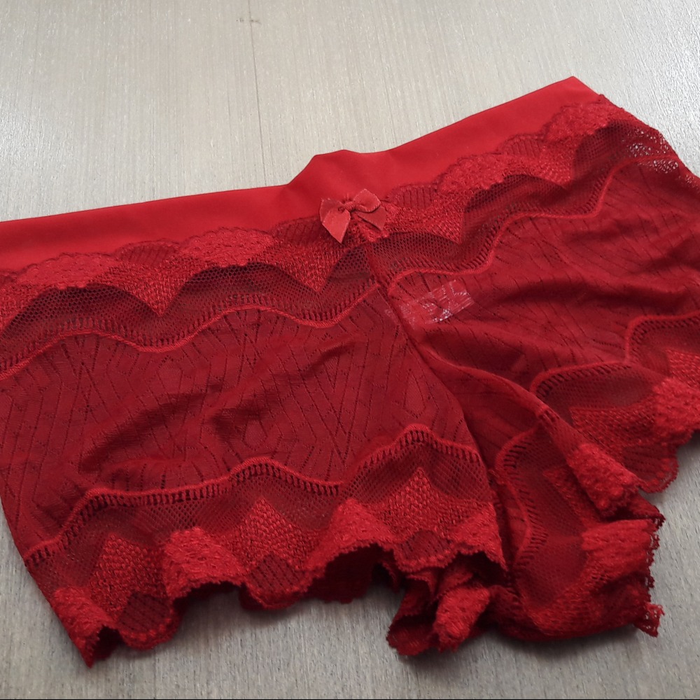 Calesson Manueli Rendada e Cós em Tecido Rubi Calesson Manueli Rendada e Cós em Tecido Rubi