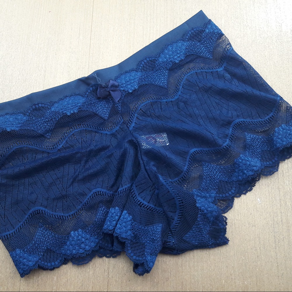 Calesson Manueli Rendada e Cós em Tecido Azul Marinho Calesson Manueli Rendada e Cós em Tecido Azul Marinho