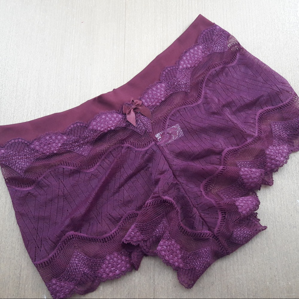 Calesson Manueli Rendada e Cós em Tecido Vinho Calesson Manueli Rendada e Cós em Tecido Vinho