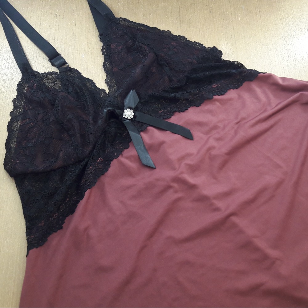 Camisola Sabrina Plus com Renda e Joia Vinho/Preto Camisola Sabrina Plus com Renda e Joia Vinho/Preto