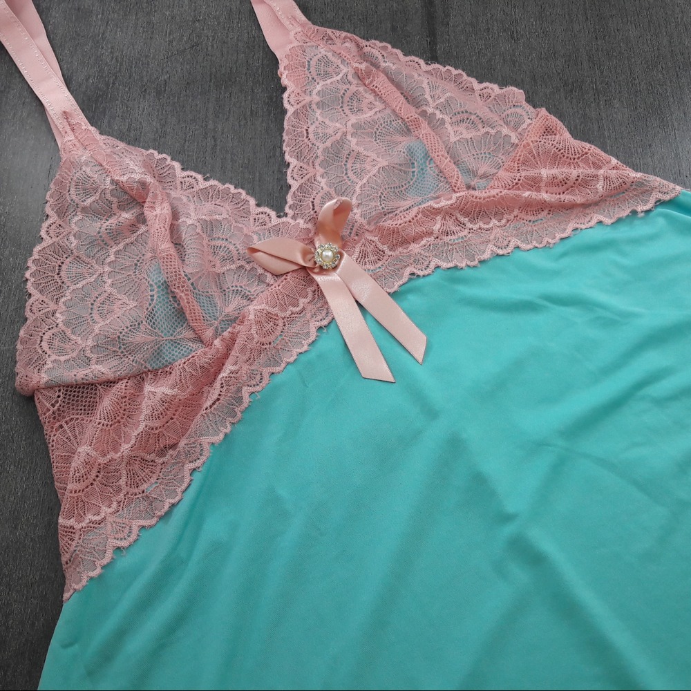 Camisola Sabrina Plus com Renda e Joia Verde Tamy/Romance Camisola Sabrina Plus com Renda e Joia Verde Tamy/Romance