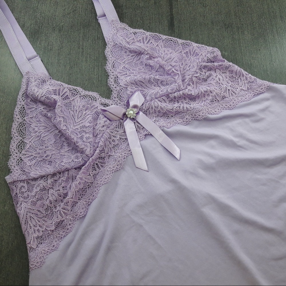 Camisola Sabrina Plus com Renda e Joia Lavanda Camisola Sabrina Plus com Renda e Joia Lavanda