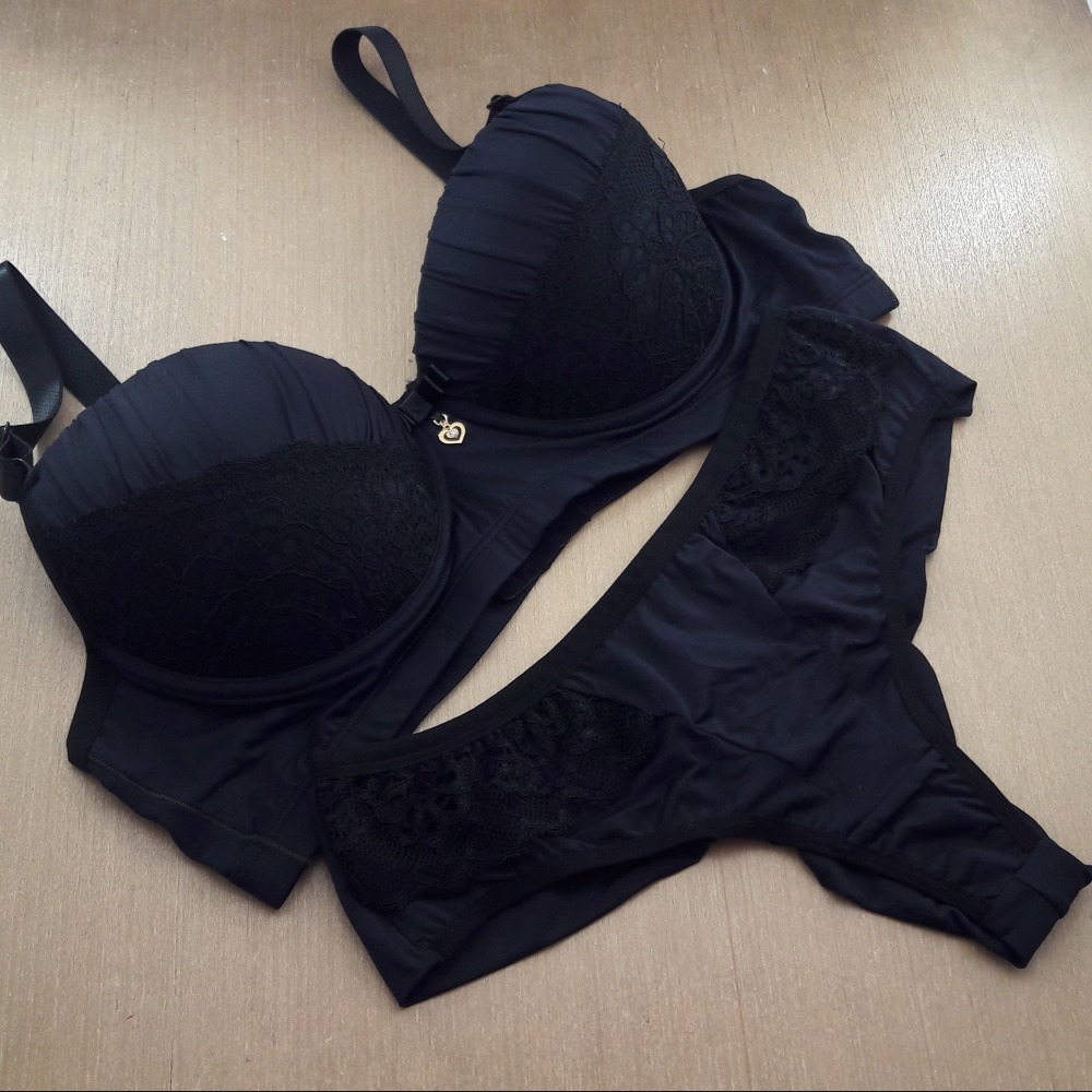 Conjunto Plus Size com Bojo Drapeado e Fio Preto