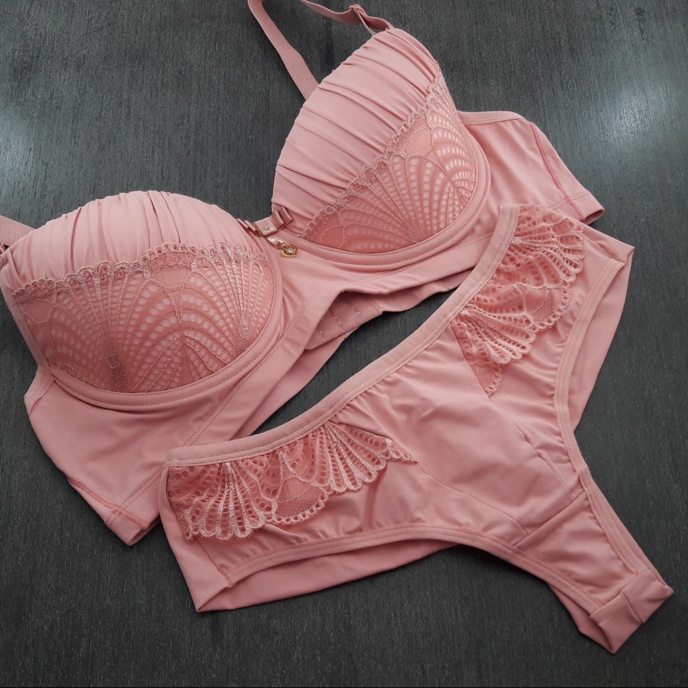 Conjunto Plus Size com Bojo Drapeado e Fio Romance