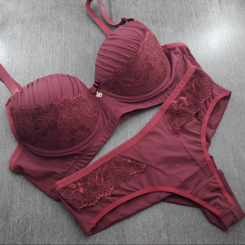 Conjunto Plus Size com Bojo Drapeado e Fio Vinho