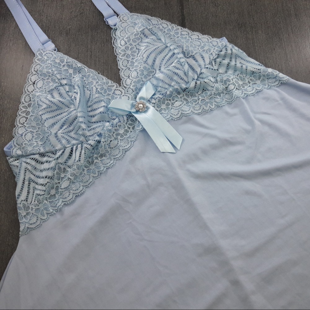 Camisola Sabrina Plus com Renda e Joia Azul Bebê Camisola Sabrina Plus com Renda e Joia Azul Bebê