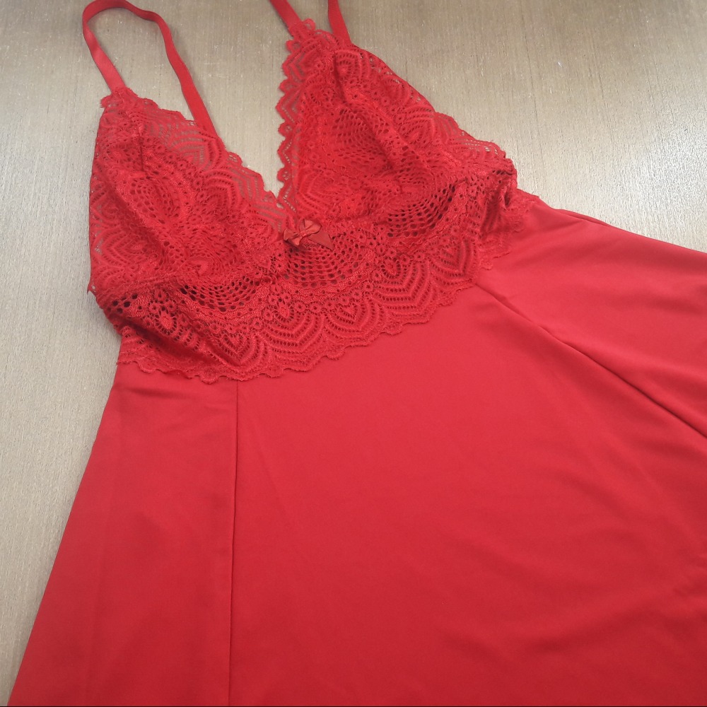 Camisola Rodada com Detalhes em Renda Rubi