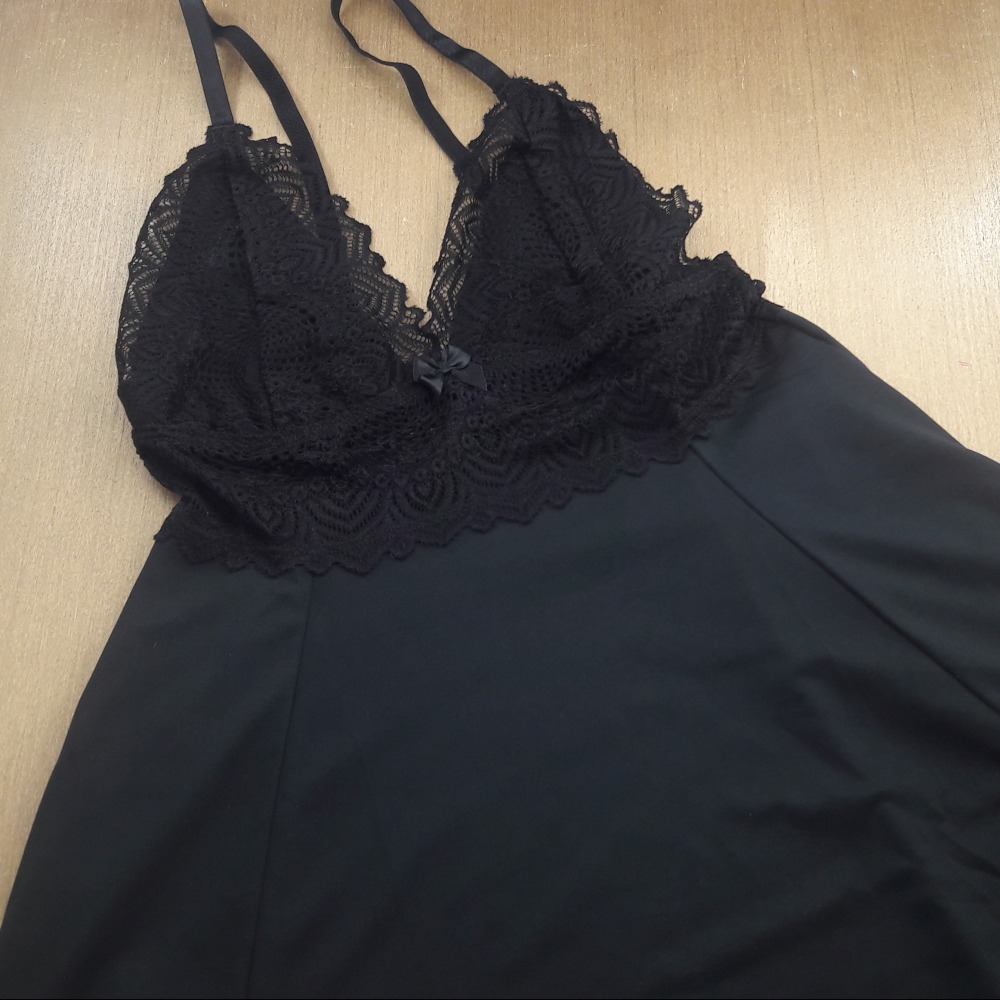 Camisola Rodada com Detalhes em Renda Preto