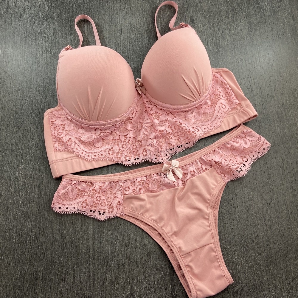 Conjunto com Bojo e Pala Larga Romance