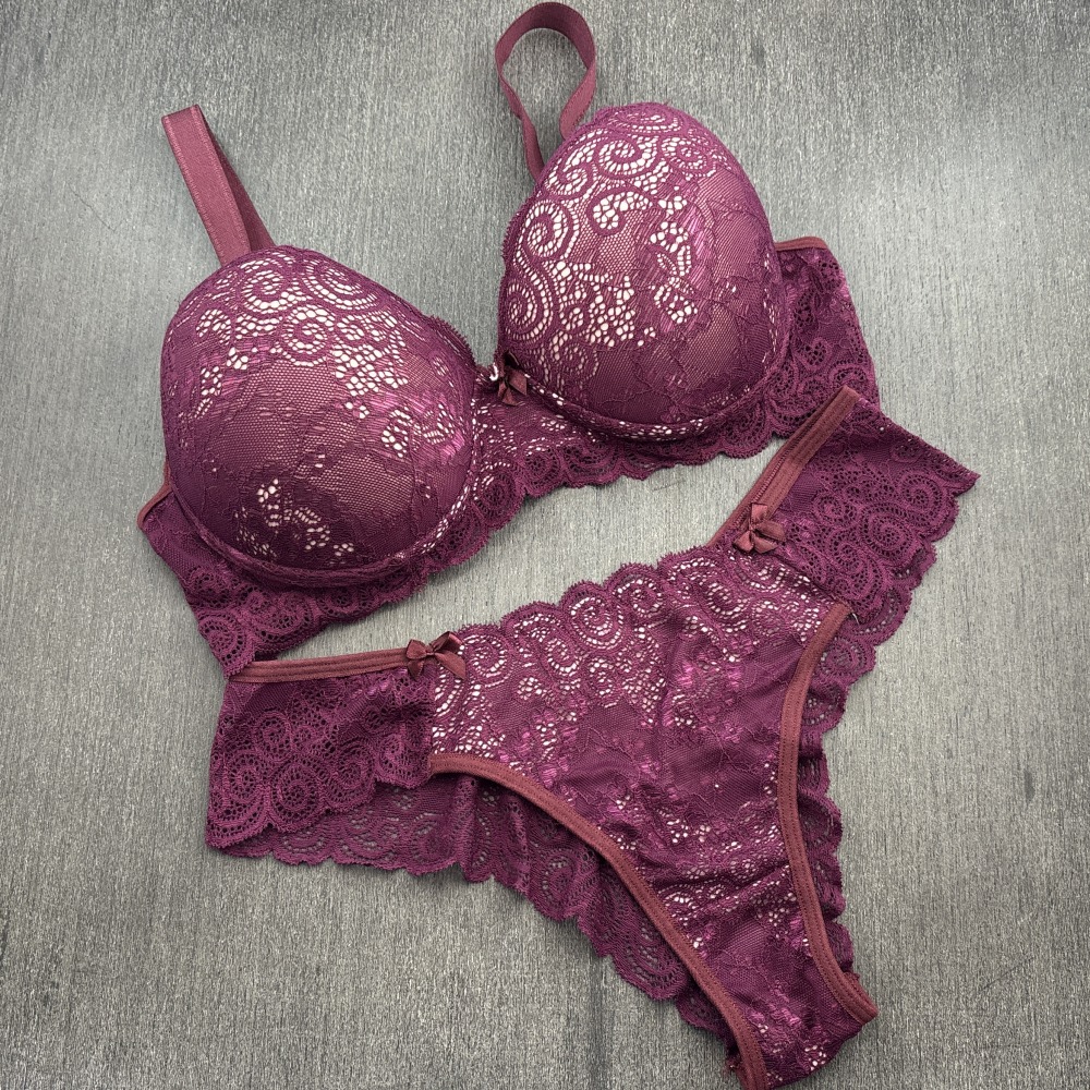 Conjunto com Bojo em Renda Vinho