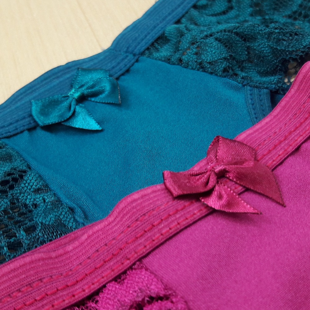 Tanga em Poliamida com Detalhes em Renda e Lao em Cetim