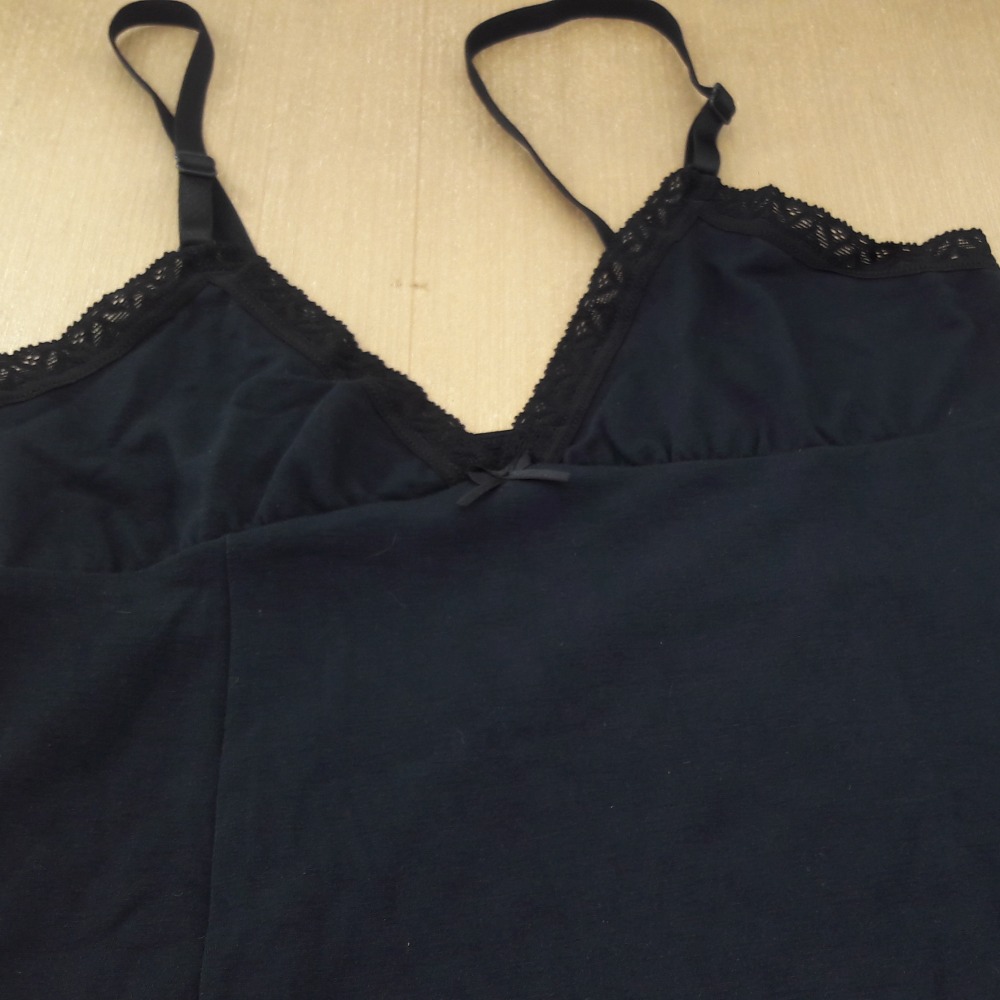 Camisola Bsica com Renda no Decote e Cavas