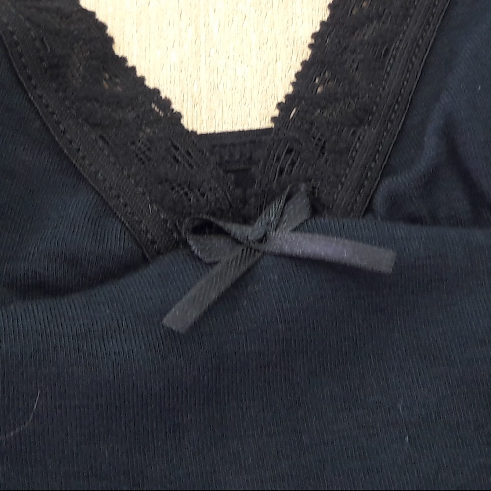 Camisola Bsica com Renda no Decote e Cavas