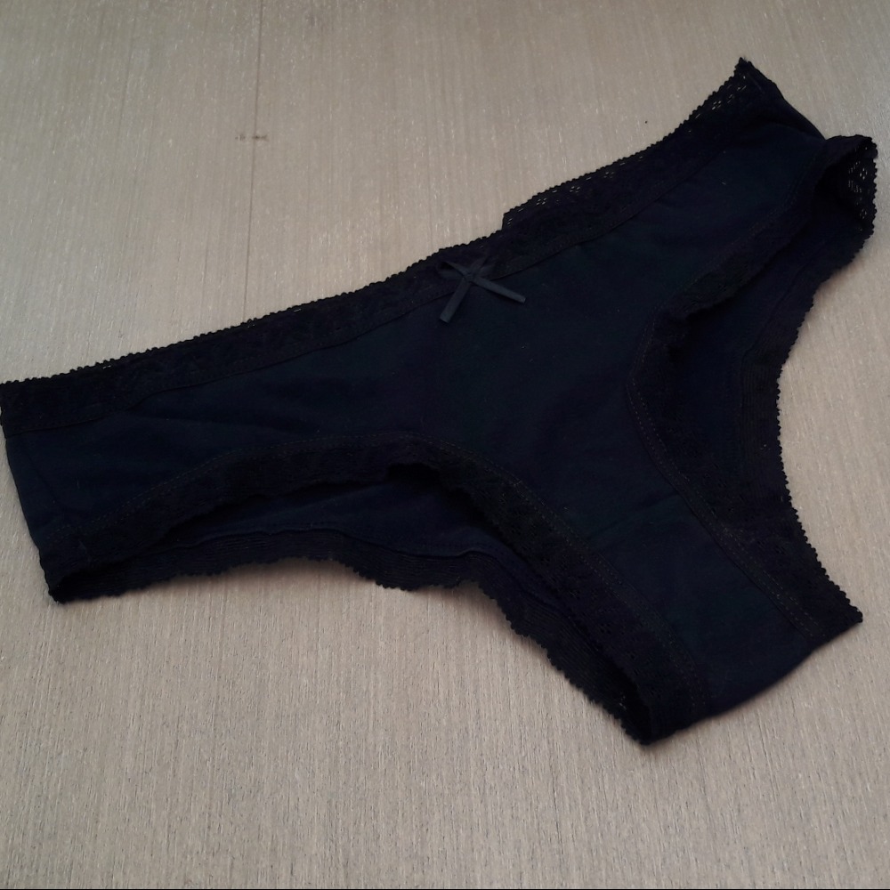 Calcinha Bsica com Renda na Cintura/Pernas