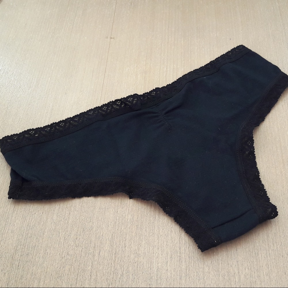 Calcinha Bsica com Renda na Cintura/Pernas