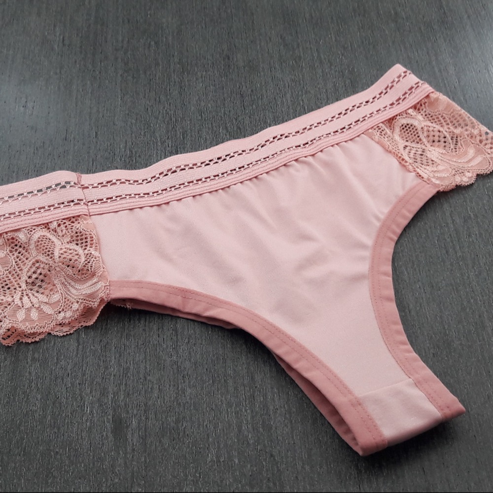 Calcinha Detalhe Lateral e Renda