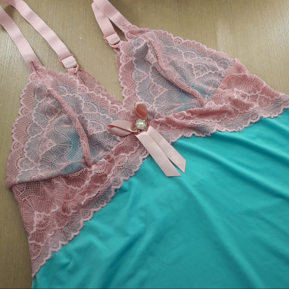 Camisola Sabrina Plus com Renda e Joia 