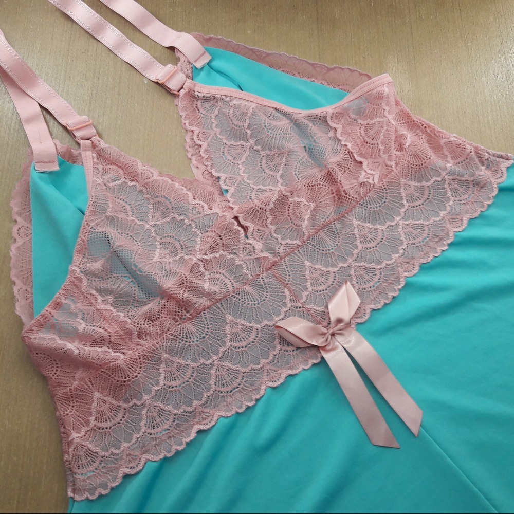 Camisola Sabrina Plus com Renda e Joia 