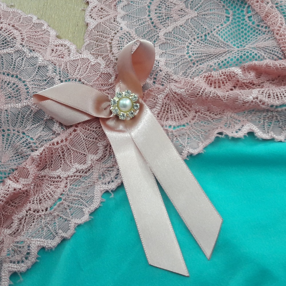 Camisola Sabrina Plus com Renda e Joia 