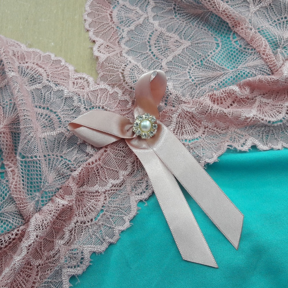 Camisola Sabrina Plus com Renda e Joia 