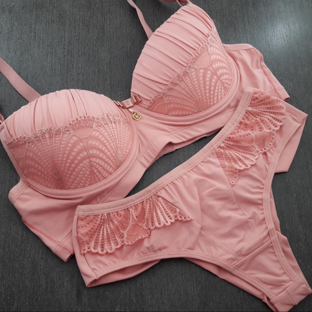 Conjunto Plus Size com Bojo Drapeado e Fio