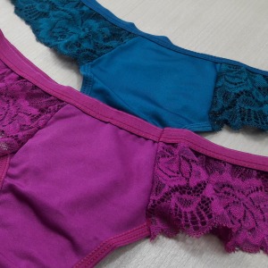 Tanga em Poliamida com Detalhes em Renda e Lao em Cetim
