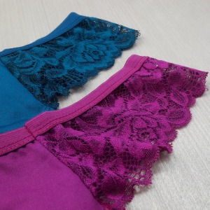 Tanga em Poliamida com Detalhes em Renda e Lao em Cetim