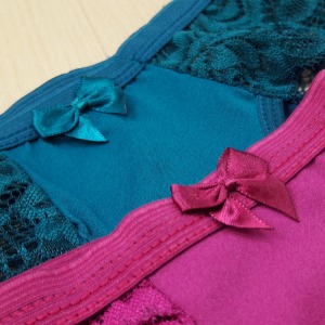 Tanga em Poliamida com Detalhes em Renda e Lao em Cetim