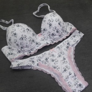 Conjunto em Microfibra Estampada e Renda