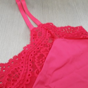 Camisola Renda Decote e Barra