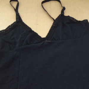 Camisola Bsica com Renda no Decote e Cavas