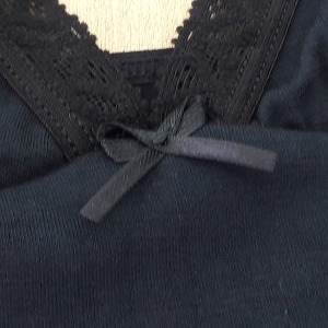 Camisola Bsica com Renda no Decote e Cavas