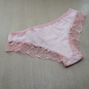 Calcinha Bsica Renda nas Pernas