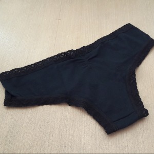 Calcinha Bsica com Renda na Cintura/Pernas