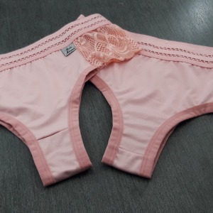 Calcinha Detalhe Lateral e Renda