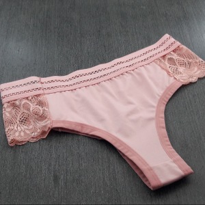 Calcinha Detalhe Lateral e Renda