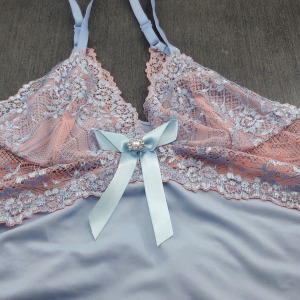 Camisola Leila com Renda Bicolor e Joia