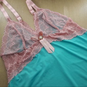 Camisola Sabrina Plus com Renda e Joia 