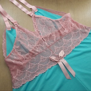 Camisola Sabrina Plus com Renda e Joia 