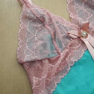 Camisola Sabrina Plus com Renda e Joia 