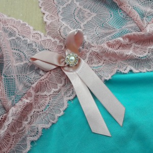 Camisola Sabrina Plus com Renda e Joia 