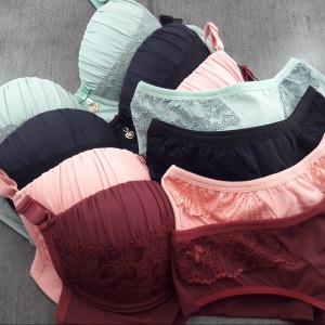 Conjunto Plus Size com Bojo Drapeado e Fio