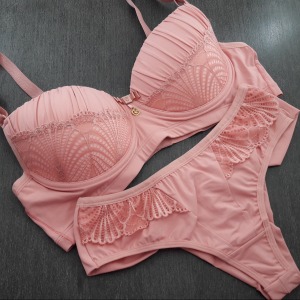 Conjunto Plus Size com Bojo Drapeado e Fio