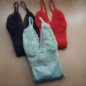 Camisola Rodada com Detalhes em Renda