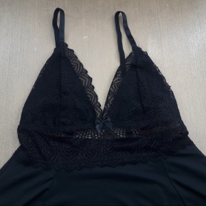 Camisola Rodada com Detalhes em Renda